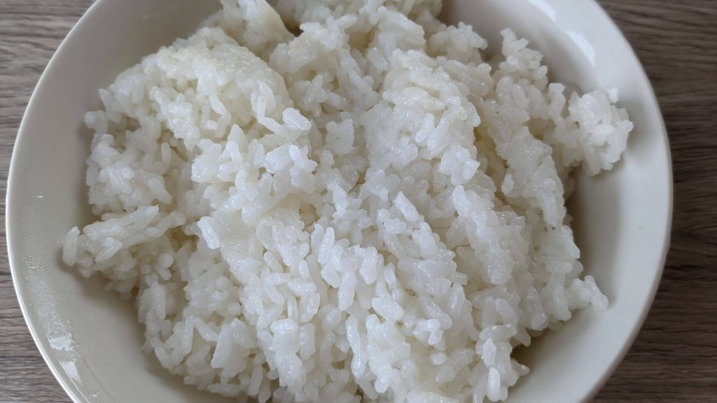 アマゾン【精米】 鳥取県産 白米 コシヒカリを炊いた様子